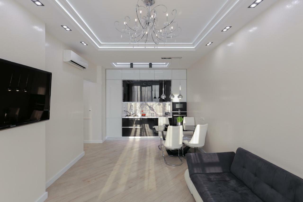 Black&White Apartment In Smart Plaza Киев Экстерьер фото