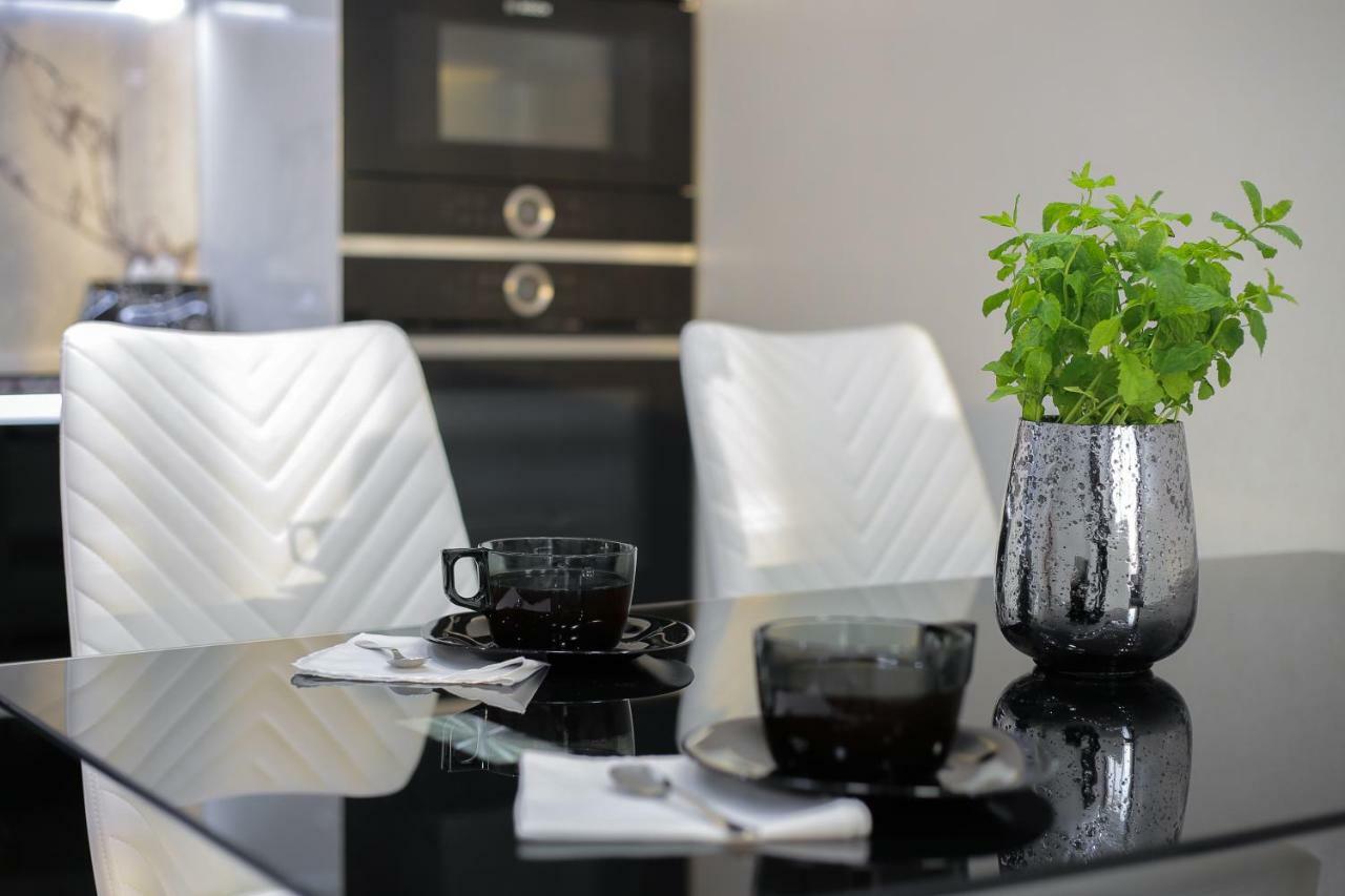 Black&White Apartment In Smart Plaza Киев Экстерьер фото